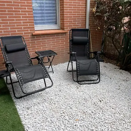 Apartment Joli T2, Jacuzzi, Lit Rond, Jardin, Parking Prive, Metro